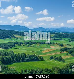 Blick auf die Region rund um das Dorf Bad Endorf im Chiemgau in Oberbayern Stockfoto