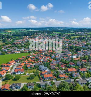 Blick auf die Region rund um das Dorf Bad Endorf im Chiemgau in Oberbayern Stockfoto