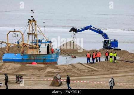 Rettungseinsätze eines gestrandeten Fischereischiffes, Zandvoort, Niederlande Stockfoto