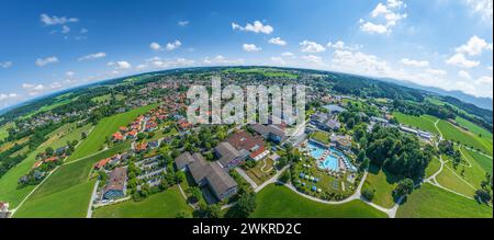 Blick auf die Region rund um das Dorf Bad Endorf im Chiemgau in Oberbayern Stockfoto