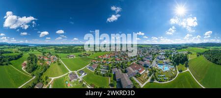 Blick auf die Region rund um das Dorf Bad Endorf im Chiemgau in Oberbayern Stockfoto