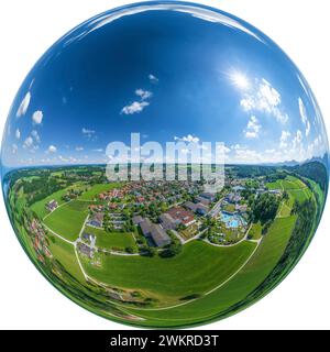 Blick auf die Region rund um das Dorf Bad Endorf im Chiemgau in Oberbayern Stockfoto