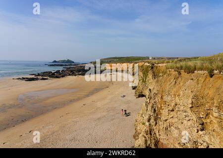 Godrevy - England, 7. September 2023: Ein Paar bereitet einen Ort zum Entspannen an einem fast einsamen Godrevy-Strand in Cornwall vor. Stockfoto