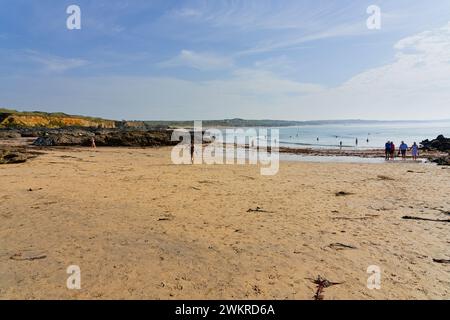 Godrevy - England, 7. September 2023: Eine kleine Anzahl von Besuchern genießt die Sonne am September Nachmittag am Godrevy Beach in Cornwall. Stockfoto