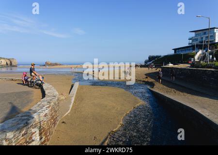 Perranporth - England, 9. September 2023: Ein sonniger Septembermorgen und eine kleine Anzahl von Touristen kommen am Perranporth Beach in Cornwall an Stockfoto