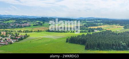 Luftaufnahme der Region um den Kurort Neutrauchburg bei Isny im Allgäu Stockfoto