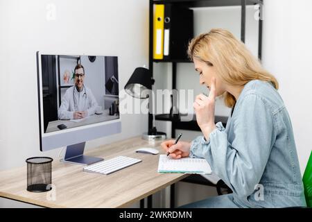 Kaukasier Arzt Videokonferenz Anruf online Live Gespräch aus der Ferne in medizinischem Ergebnis mit Frau, die zu Hause am Stuhl sitzt. Online-Gesundheitsfürsorge d Stockfoto