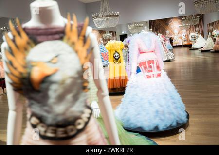 München, Deutschland. Februar 2024. Kostüme sind in der Ausstellung „Viktor & Rolf“ zu sehen. Ausstellung von Fashion Statements. Die Kunsthalle München zeigt die erste große Retrospektive des niederländischen Designerduos Viktor & Rolf in Deutschland. Quelle: Lukas Barth/dpa/Alamy Live News Stockfoto