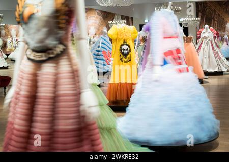 München, Deutschland. Februar 2024. Kostüme sind in der Ausstellung „Viktor & Rolf“ zu sehen. Ausstellung von Fashion Statements. Die Kunsthalle München zeigt die erste große Retrospektive des niederländischen Designerduos Viktor & Rolf in Deutschland. Quelle: Lukas Barth/dpa/Alamy Live News Stockfoto