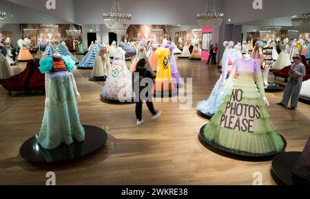 München, Deutschland. Februar 2024. Kostüme sind in der Ausstellung „Viktor & Rolf“ zu sehen. Ausstellung von Fashion Statements. Die Kunsthalle München zeigt die erste große Retrospektive des niederländischen Designerduos Viktor & Rolf in Deutschland. Quelle: Lukas Barth/dpa/Alamy Live News Stockfoto