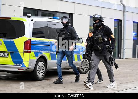 Wuppertal, Deutschland. Februar 2024. Die Polizei ist im Wilhelm-Dörpfeld-Gymnasium im Dienst. Mehrere Schüler wurden in einer Schule in Wuppertal verletzt. Ein Verdächtiger wurde verhaftet, sagte ein Polizeisprecher in Düsseldorf. Die Polizei war mit einer großen Anzahl von Offizieren vor Ort. Quelle: Roberto Pfeil/dpa/Alamy Live News Stockfoto