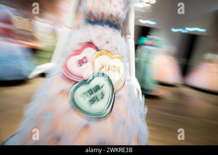 München, Deutschland. Februar 2024. Kostüme sind in der Ausstellung „Viktor & Rolf“ zu sehen. Ausstellung von Fashion Statements. Die Kunsthalle München zeigt die erste große Retrospektive des niederländischen Designerduos Viktor & Rolf in Deutschland. Quelle: Lukas Barth/dpa/Alamy Live News Stockfoto