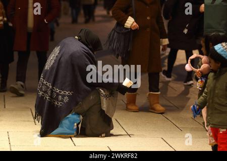 Symbol Obdachlosigkeit - Armut in Deutschland - Frankfurt am Main, Deutschland, DEU, DE, Deutschland, 20.01.2024: FFM: eine offensichtlich obdachlose Person mit ihren wenigen Habseligkeiten bettelt auf der Einkaufsstraße Zeil bei vorbeieilenden Passanten um eine Spende. Immer mehr Menschen leben in Deutschland ohne festen Wohnsitz auf der Straße. *** Symbol der Obdachlosigkeit Armut in Deutschland Frankfurt am Main, Deutschland, DEU, DE, Deutschland, Deutschland, 20 01 2024 FFM ein offensichtlich obdachloser Mensch mit wenigen Sachen bittet Passanten um eine Spende auf der Einkaufsstraße Zeil immer mehr Menschen in Deutschland Stockfoto