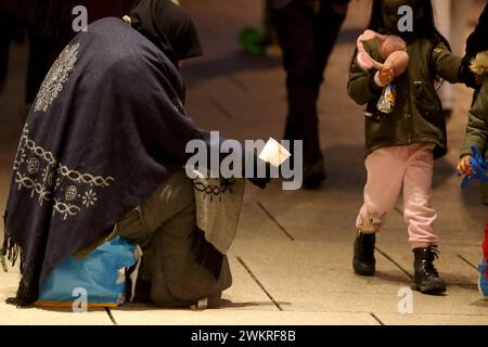 Symbol Obdachlosigkeit - Armut in Deutschland - Frankfurt am Main, Deutschland, DEU, DE, Deutschland, 20.01.2024: FFM: eine offensichtlich obdachlose Person mit ihren wenigen Habseligkeiten bettelt auf der Einkaufsstraße Zeil bei vorbeieilenden Passanten um eine Spende. Immer mehr Menschen leben in Deutschland ohne festen Wohnsitz auf der Straße. *** Symbol der Obdachlosigkeit Armut in Deutschland Frankfurt am Main, Deutschland, DEU, DE, Deutschland, Deutschland, 20 01 2024 FFM ein offensichtlich obdachloser Mensch mit wenigen Sachen bittet Passanten um eine Spende auf der Einkaufsstraße Zeil immer mehr Menschen in Deutschland Stockfoto