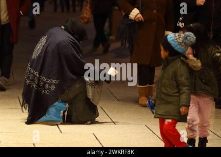 Symbol Obdachlosigkeit - Armut in Deutschland - Frankfurt am Main, Deutschland, DEU, DE, Deutschland, 20.01.2024: FFM: eine offensichtlich obdachlose Person mit ihren wenigen Habseligkeiten bettelt auf der Einkaufsstraße Zeil bei vorbeieilenden Passanten um eine Spende. Immer mehr Menschen leben in Deutschland ohne festen Wohnsitz auf der Straße. *** Symbol der Obdachlosigkeit Armut in Deutschland Frankfurt am Main, Deutschland, DEU, DE, Deutschland, Deutschland, 20 01 2024 FFM ein offensichtlich obdachloser Mensch mit wenigen Sachen bittet Passanten um eine Spende auf der Einkaufsstraße Zeil immer mehr Menschen in Deutschland Stockfoto