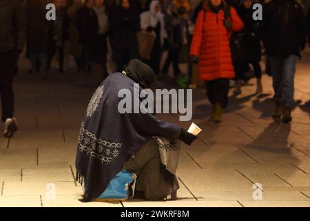 Symbol Obdachlosigkeit - Armut in Deutschland - Frankfurt am Main, Deutschland, DEU, DE, Deutschland, 20.01.2024: FFM: eine offensichtlich obdachlose Person mit ihren wenigen Habseligkeiten bettelt auf der Einkaufsstraße Zeil bei vorbeieilenden Passanten um eine Spende. Immer mehr Menschen leben in Deutschland ohne festen Wohnsitz auf der Straße. *** Symbol der Obdachlosigkeit Armut in Deutschland Frankfurt am Main, Deutschland, DEU, DE, Deutschland, Deutschland, 20 01 2024 FFM ein offensichtlich obdachloser Mensch mit wenigen Sachen bittet Passanten um eine Spende auf der Einkaufsstraße Zeil immer mehr Menschen in Deutschland Stockfoto