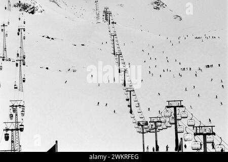 Tignes ist eine Gemeinde im Tarentaise-Tal im Département Savoie in der Region Rhône-Alpes im Südosten Frankreichs, bekannt für das höchste Skigebiet[3] und die längste Skisaison in Europa. Es liegt in der Region Savoie mit guter Verkehrsanbindung in und aus Lyon, Genf und Chambéry. Es ist am besten als schneesicheres Skigebiet bekannt. Zusammen mit dem benachbarten Val d’Isère bildet es das Skigebiet Tignes – Val d’Isère Stockfoto