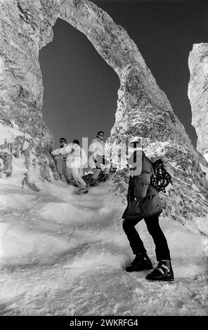 Tigne, Skifahren in der Region Rhône-Alpes im Südosten Frankreichs 1988 ein weiteres auffälliges Wahrzeichen von Tignes ist die natürlich vorkommende Felsformation The Eye of the Needle, die sich auf der Spitze des Aiguille Percee befindet. Tignes ist eine Gemeinde im Tarentaise-Tal im Département Savoie in der Region Rhône-Alpes im Südosten Frankreichs, bekannt für das höchste Skigebiet[3] und die längste Skisaison in Europa. Es liegt in der Region Savoie mit guter Verkehrsanbindung in und aus Lyon, Genf und Chambéry. Es ist am besten als schneesicheres Skigebiet bekannt. Zusammen mit dem benachbarten Val Stockfoto