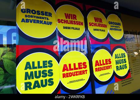 Schließung der Filiale Galeria Karstadt Kaufhof - Berlin, Deutschland, DEU, Deutschland, GER, 09.01.2024 - Berlin-Mitte: Hinweisschilder auf die bevorstehende Schließung einer Filiale der GALERIA Karstadt Kaufhof GmbH in der Müllerstraße. Den Kunden erwarten hohe Preisnachlässe. Der gesamte Warenbestand ist reduziert, ausgenommen von den zahlreichen Preisnachlässen sind einige wenige Marken. Die GALERIA Karstadt Kaufhof GmbH ist Deutschlands letzte große Warenhauskette. Werbeschild: GROSSE SORTIMENTS-ABVERKAUF - Werbeschild: WIR SCHLIESSEN DIESE FILIALE - Werbeschild: ALLES MUSS RAUS - Werbeschil Stockfoto