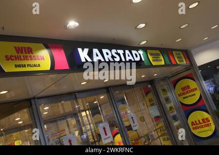 Schließung der Filiale Galeria Karstadt Kaufhof - Berlin, Deutschland, DEU, Deutschland, GER, 09.01.2024 - Berlin-Mitte: Hinweisschilder auf die bevorstehende Schließung einer Filiale der GALERIA Karstadt Kaufhof GmbH in der Müllerstraße. Den Kunden erwarten hohe Preisnachlässe. Der gesamte Warenbestand ist reduziert, ausgenommen von den zahlreichen Preisnachlässen sind einige wenige Marken. Die GALERIA Karstadt Kaufhof GmbH ist Deutschlands letzte große Warenhauskette. Warenhauseingang in der Müllerstraße: Schriftzug KARSTADT - Werbeschild: WIR SCHLIESSEN DIESE FILIALE - GROSSE SORTIMENTS-ABVERK Stockfoto