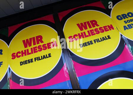 Schließung der Filiale Galeria Karstadt Kaufhof - Berlin, Deutschland, DEU, Deutschland, GER, 09.01.2024 - Berlin-Mitte: Hinweisschilder auf die bevorstehende Schließung einer Filiale der GALERIA Karstadt Kaufhof GmbH in der Müllerstraße. Den Kunden erwarten hohe Preisnachlässe. Der gesamte Warenbestand ist reduziert, ausgenommen von den zahlreichen Preisnachlässen sind einige wenige Marken. Die GALERIA Karstadt Kaufhof GmbH ist Deutschlands letzte große Warenhauskette. Werbeschild: WIR SCHLIESSEN DIESE FILIALE - Werbeschild: WIR SCHLIESSEN DIESE FILIALE *** Schließung der Galeria Karstadt Kaufhof sto Stockfoto