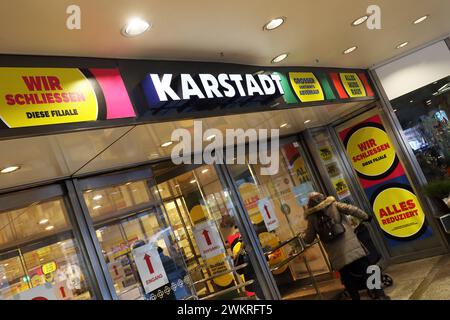 Schließung der Filiale Galeria Karstadt Kaufhof - Berlin, Deutschland, DEU, Deutschland, GER, 09.01.2024 - Berlin-Mitte: Hinweisschilder auf die bevorstehende Schließung einer Filiale der GALERIA Karstadt Kaufhof GmbH in der Müllerstraße. Den Kunden erwarten hohe Preisnachlässe. Der gesamte Warenbestand ist reduziert, ausgenommen von den zahlreichen Preisnachlässen sind einige wenige Marken. Die GALERIA Karstadt Kaufhof GmbH ist Deutschlands letzte große Warenhauskette. Warenhauseingang in der Müllerstraße: Schriftzug KARSTADT - Werbeschild: WIR SCHLIESSEN DIESE FILIALE - GROSSE SORTIMENTS-ABVERK Stockfoto