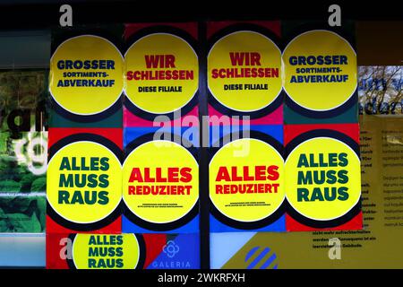 Schließung der Filiale Galeria Karstadt Kaufhof - Berlin, Deutschland, DEU, Deutschland, GER, 09.01.2024 - Berlin-Mitte: Hinweisschilder auf die bevorstehende Schließung einer Filiale der GALERIA Karstadt Kaufhof GmbH in der Müllerstraße. Den Kunden erwarten hohe Preisnachlässe. Der gesamte Warenbestand ist reduziert, ausgenommen von den zahlreichen Preisnachlässen sind einige wenige Marken. Die GALERIA Karstadt Kaufhof GmbH ist Deutschlands letzte große Warenhauskette. Werbeschild: GROSSE SORTIMENTS-ABVERKAUF - Werbeschild: WIR SCHLIESSEN DIESE FILIALE - Werbeschild: ALLES MUSS RAUS - Werbeschil Stockfoto