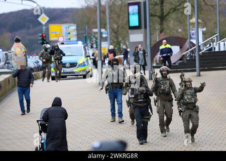 AMOKLAUF an Wuppertaler Gymnasium AMOKLAUF an Wuppertaler Gymnasium am Wilhelm-Dörpfeld-Gymnasium in Wuppertal lief am Mittwoch 22.02.24 ein 15 jähriger Schüler im Bereich der Oberstufe Amok. Nach ersten Erkenntnissen soll der Jugendliche mit einem Messer mindestens vier weitere Schüler verletzt haben. Der erste Notruf erreichte die Wuppertaler Polizei um 09:52 Uhr. Der Amokläufer wurde lebensgefährlich verletzt - unklar aber bislang, ob seine Verletzungen bei der Festnahme entstanden, oder er sich die Verletzungen selbst zugefügt hat. Weit mehr als 100 betroffene Schüler wurden durch die Po Stockfoto