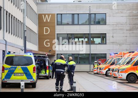 AMOKLAUF an Wuppertaler Gymnasium AMOKLAUF an Wuppertaler Gymnasium am Wilhelm-Dörpfeld-Gymnasium in Wuppertal lief am Mittwoch 22.02.24 ein 15 jähriger Schüler im Bereich der Oberstufe Amok. Nach ersten Erkenntnissen soll der Jugendliche mit einem Messer mindestens vier weitere Schüler verletzt haben. Der erste Notruf erreichte die Wuppertaler Polizei um 09:52 Uhr. Der Amokläufer wurde lebensgefährlich verletzt - unklar aber bislang, ob seine Verletzungen bei der Festnahme entstanden, oder er sich die Verletzungen selbst zugefügt hat. Weit mehr als 100 betroffene Schüler wurden durch die Po Stockfoto