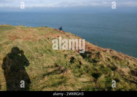 Mull of Galloway Besucher, die Scotlands südlichsten Punkt auf den Klippen mit Blick auf die Irische See Stockfoto