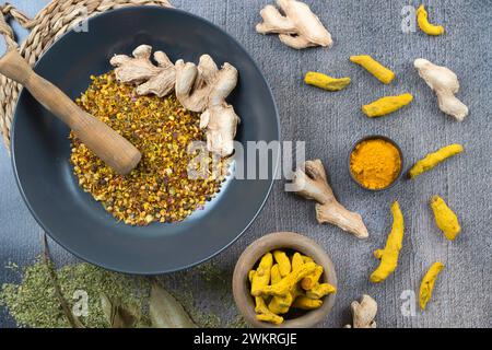 Eine Schüssel mit lebendigen Gewürzen aus Marokko Stockfoto