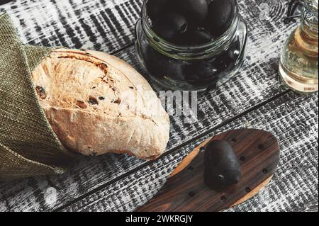 Hausgemachtes Roggensauerteigbrot mit schwarzen Oliven. Rezeptidee für hausgemachtes Sauerteigbrot. Stockfoto