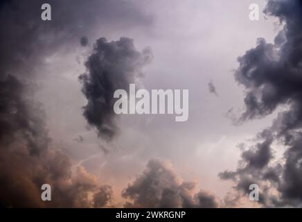 Die dramatischen grauen Wolken am Himmel Stockfoto