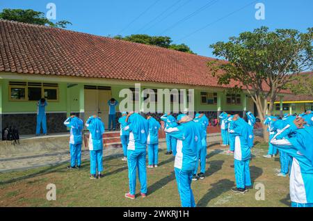 Foto von berufsbildenden Gymnasiasten in Sportkleidung beim Sport Stockfoto