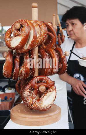 Kolomna, Region Moskau, Russland 23. Juni 2019. Brezel auf dem Display. Frisch gebackene, hausgemachte weiche Brezel. Weihnachtsmesse. Stockfoto