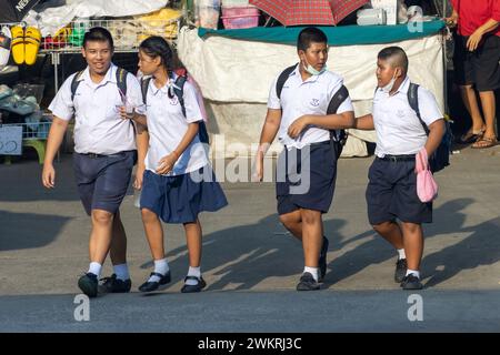 SAMUT PRAKAN, THAILAND, 07. Dezember 2023, Kinder in Schuluniformen laufen auf der Straße Stockfoto