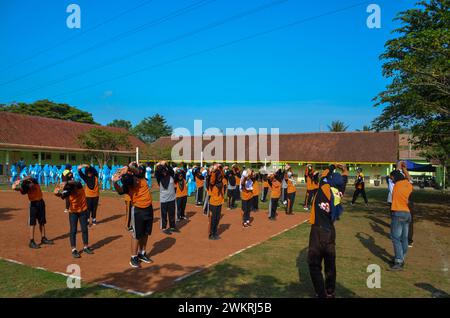 Foto von berufsbildenden Gymnasiasten in Sportkleidung beim Sport Stockfoto