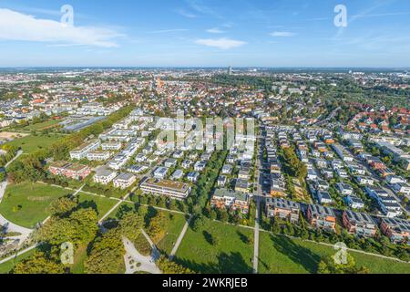 Aus der Vogelperspektive zum Sheridan-Gelände, ehemaliges Kasernengebiet in Augsburg-Pfersee, heute Wohngebiet, Park- und Gewerbegebiet Stockfoto
