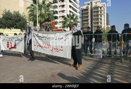 Beirut, Libanon. Februar 2024. Dutzende protestieren vor der ägyptischen Botschaft in Beirut, Libanon, am 22. Februar 2024 gegen Palästina. Die Demonstranten rufen Ägypten auf, dem Druck Israels zu widerstehen und "sich nicht an der ethnischen Säuberung Palästinas mitschuldig zu machen". (Foto: Elisa Gestri/SIPA USA) Credit: SIPA USA/Alamy Live News Stockfoto