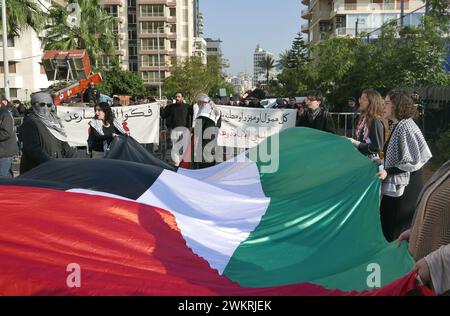 Beirut, Libanon. Februar 2024. Dutzende protestieren vor der ägyptischen Botschaft in Beirut, Libanon, am 22. Februar 2024 gegen Palästina. Die Demonstranten rufen Ägypten auf, dem Druck Israels zu widerstehen und "sich nicht an der ethnischen Säuberung Palästinas mitschuldig zu machen". (Foto: Elisa Gestri/SIPA USA) Credit: SIPA USA/Alamy Live News Stockfoto