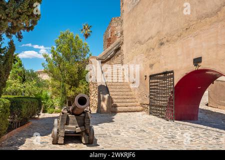 Kanone im Innenhof der Burg Gibralfaro (Castillo de Gibralfaro). Malaga, Andalusien, Spanien Stockfoto