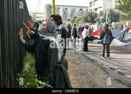 Beirut, Libanon. Februar 2024. Dutzende protestieren vor der ägyptischen Botschaft in Beirut, Libanon, am 22. Februar 2024 gegen Palästina. Die Demonstranten rufen Ägypten auf, dem Druck Israels zu widerstehen und "sich nicht an der ethnischen Säuberung Palästinas mitschuldig zu machen". (Foto: Elisa Gestri/SIPA USA) Credit: SIPA USA/Alamy Live News Stockfoto