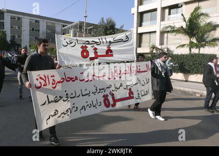 Beirut, Libanon. Februar 2024. Dutzende protestieren vor der ägyptischen Botschaft in Beirut, Libanon, am 22. Februar 2024 gegen Palästina. Die Demonstranten rufen Ägypten auf, dem Druck Israels zu widerstehen und "sich nicht an der ethnischen Säuberung Palästinas mitschuldig zu machen". (Foto: Elisa Gestri/SIPA USA) Credit: SIPA USA/Alamy Live News Stockfoto