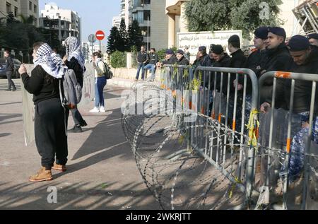 Beirut, Libanon. Februar 2024. Dutzende protestieren vor der ägyptischen Botschaft in Beirut, Libanon, am 22. Februar 2024 gegen Palästina. Die Demonstranten rufen Ägypten auf, dem Druck Israels zu widerstehen und "sich nicht an der ethnischen Säuberung Palästinas mitschuldig zu machen". (Foto: Elisa Gestri/SIPA USA) Credit: SIPA USA/Alamy Live News Stockfoto