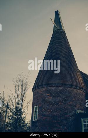 Traditionelles Oasthaus ( Hopfenofen ) zum Trocknen von Hopfen in Kent. Stockfoto