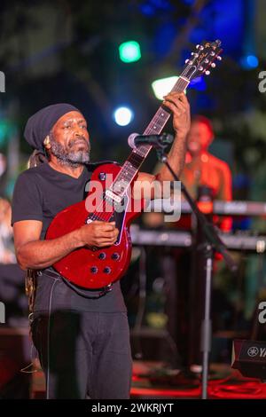 Mitglieder der Reggaegruppe The Wailers treten zusammen mit dem Miami Symphony Orchestra am 19. Februar 2024 im Miami Design District auf Stockfoto