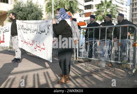 Beirut, Libanon. Februar 2024. Dutzende protestieren vor der ägyptischen Botschaft in Beirut, Libanon, am 22. Februar 2024 gegen Palästina. Die Demonstranten rufen Ägypten auf, dem Druck Israels zu widerstehen und "sich nicht an der ethnischen Säuberung Palästinas mitschuldig zu machen". (Foto: Elisa Gestri/SIPA USA) Credit: SIPA USA/Alamy Live News Stockfoto