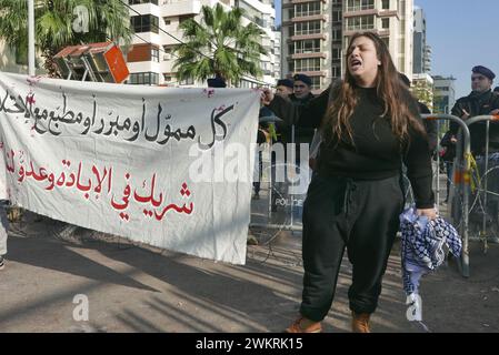 Beirut, Libanon. Februar 2024. Dutzende protestieren vor der ägyptischen Botschaft in Beirut, Libanon, am 22. Februar 2024 gegen Palästina. Die Demonstranten rufen Ägypten auf, dem Druck Israels zu widerstehen und "sich nicht an der ethnischen Säuberung Palästinas mitschuldig zu machen". (Foto: Elisa Gestri/SIPA USA) Credit: SIPA USA/Alamy Live News Stockfoto