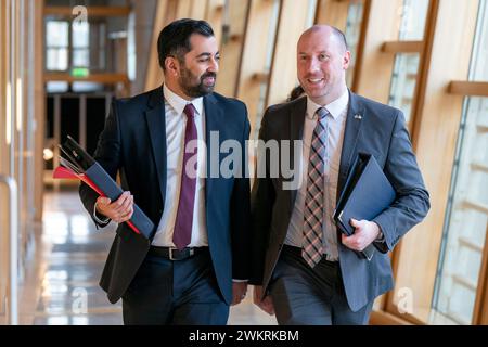 Schottlands erster Minister Humza Yousaf trifft zusammen mit Gesundheits- und Sozialminister Neil Gray (rechts) für First Minster's Questions (FMQ) im schottischen Parlament in Holyrood, Edinburgh ein. Bilddatum: Donnerstag, 22. Februar 2024. Stockfoto