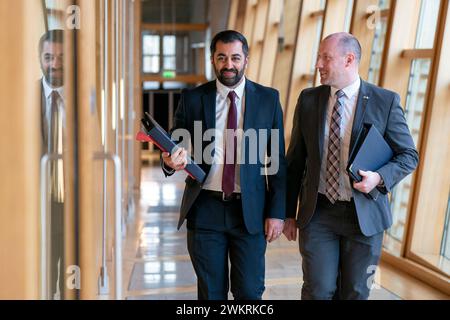 Schottlands erster Minister Humza Yousaf trifft zusammen mit Gesundheits- und Sozialminister Neil Gray (rechts) für First Minster's Questions (FMQ) im schottischen Parlament in Holyrood, Edinburgh ein. Bilddatum: Donnerstag, 22. Februar 2024. Stockfoto